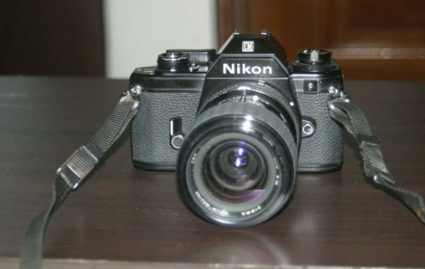 NIKON EM