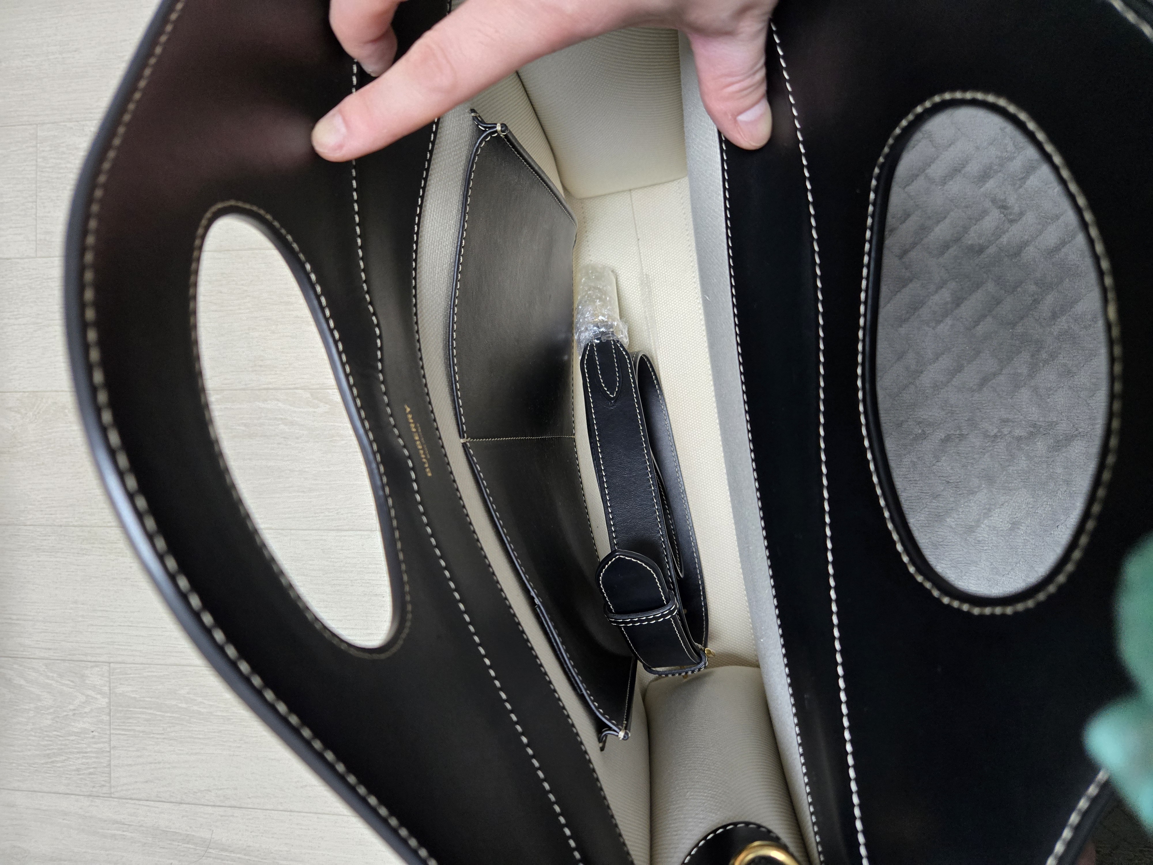 정품)버버리 포켓백 라지 8028041