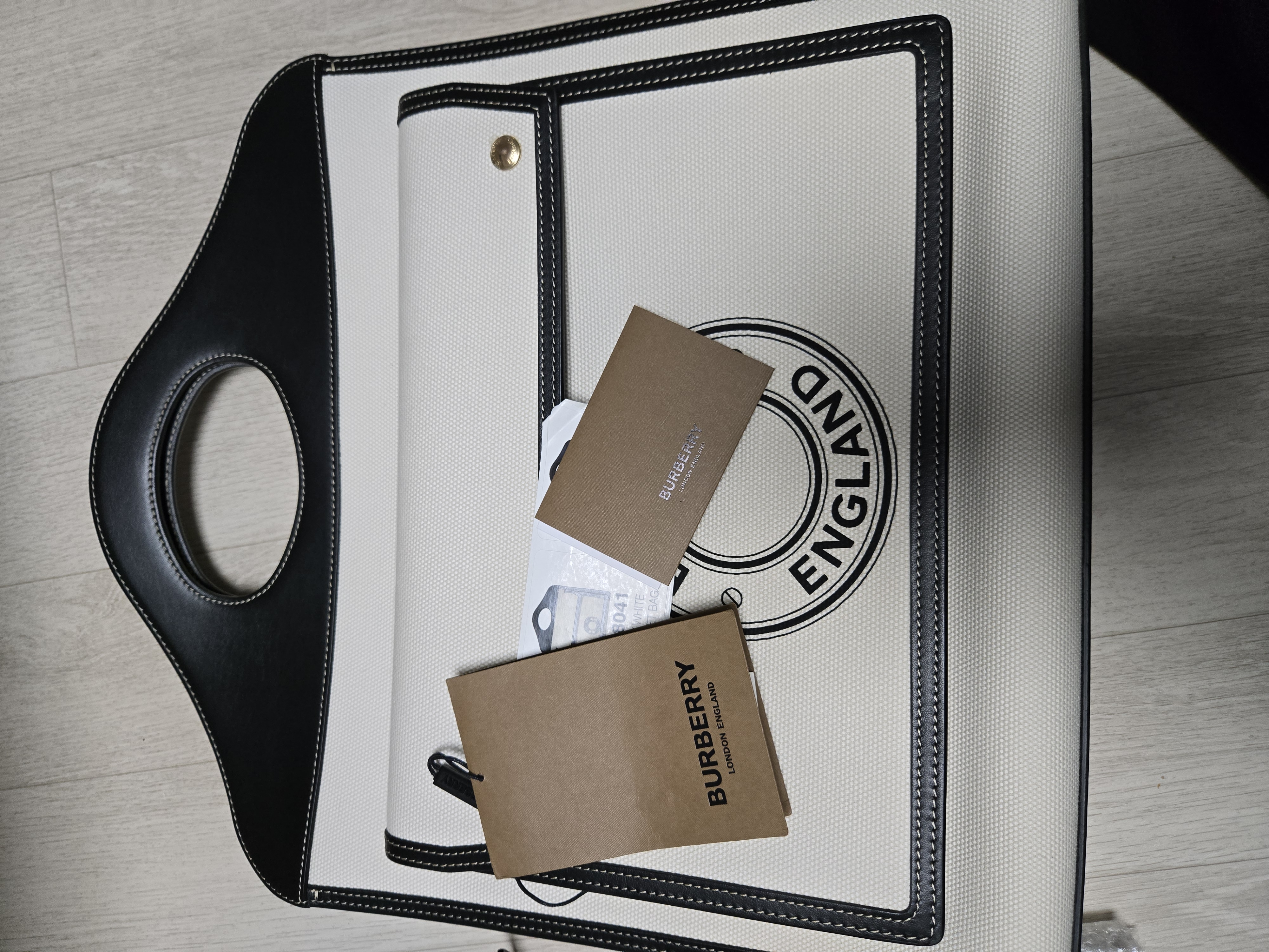 정품)버버리 포켓백 라지 8028041