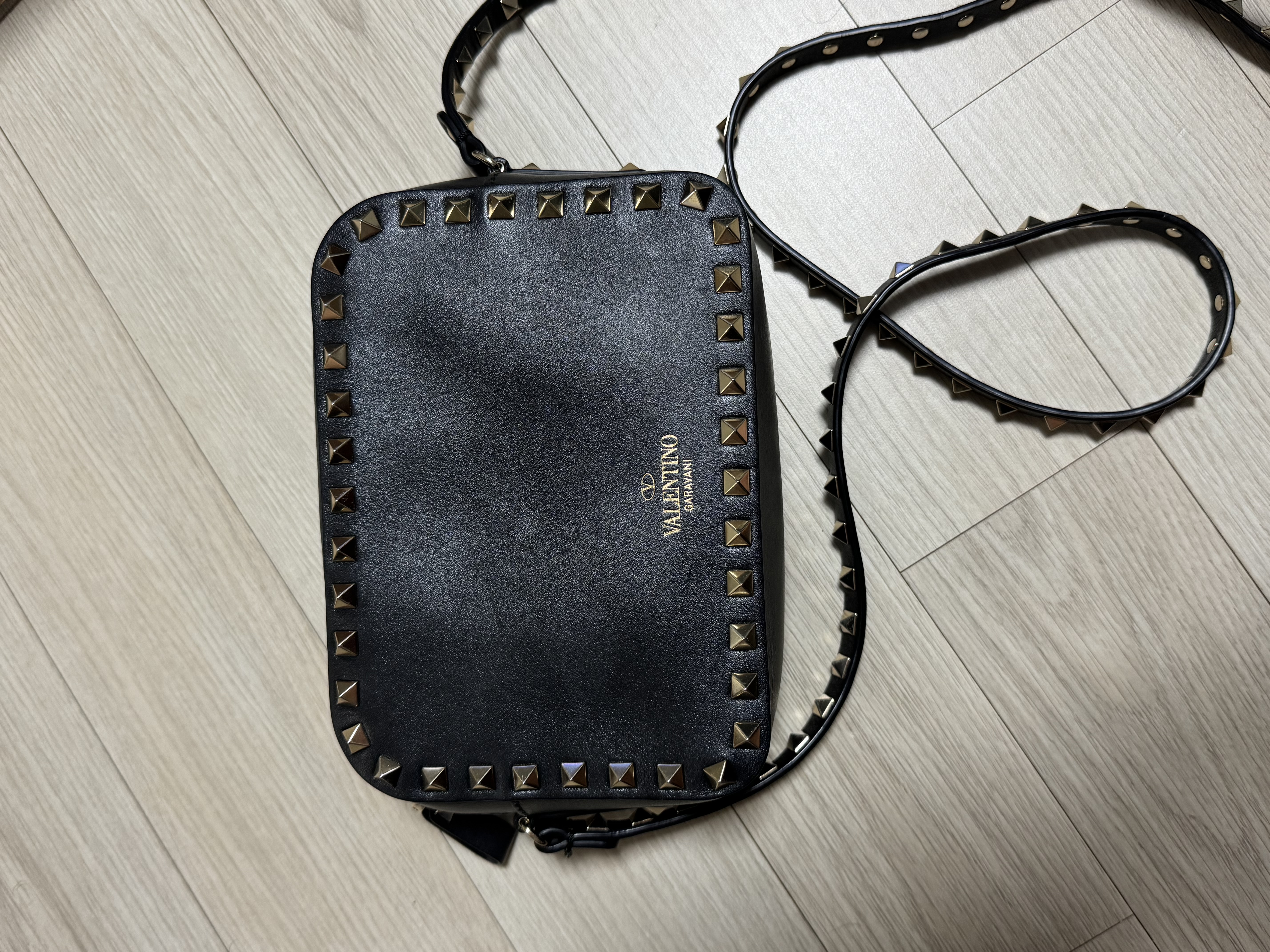 발렌티노 락스터드 크로스백 블랙
