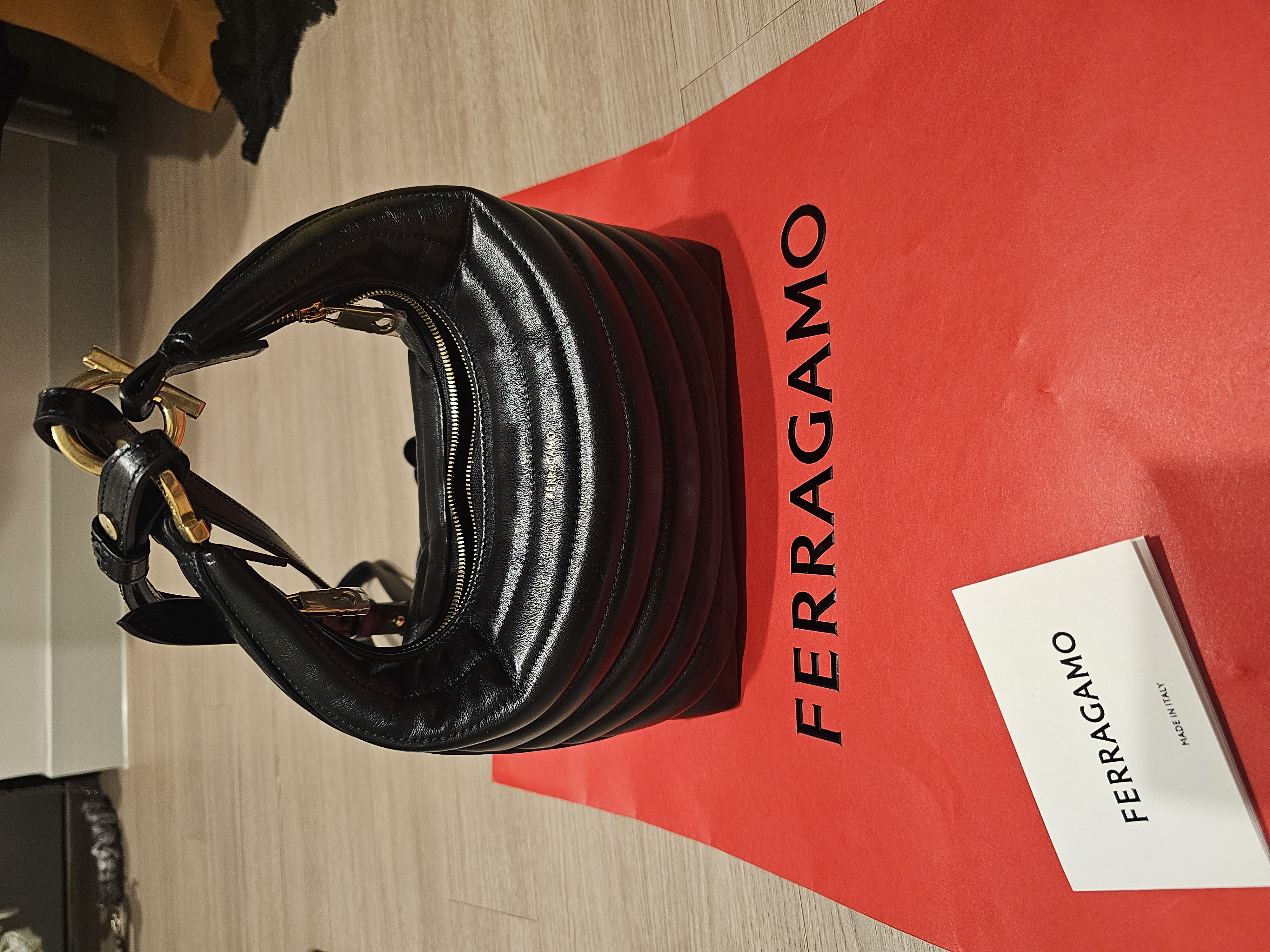 페라가모 마텔라세 크로스백