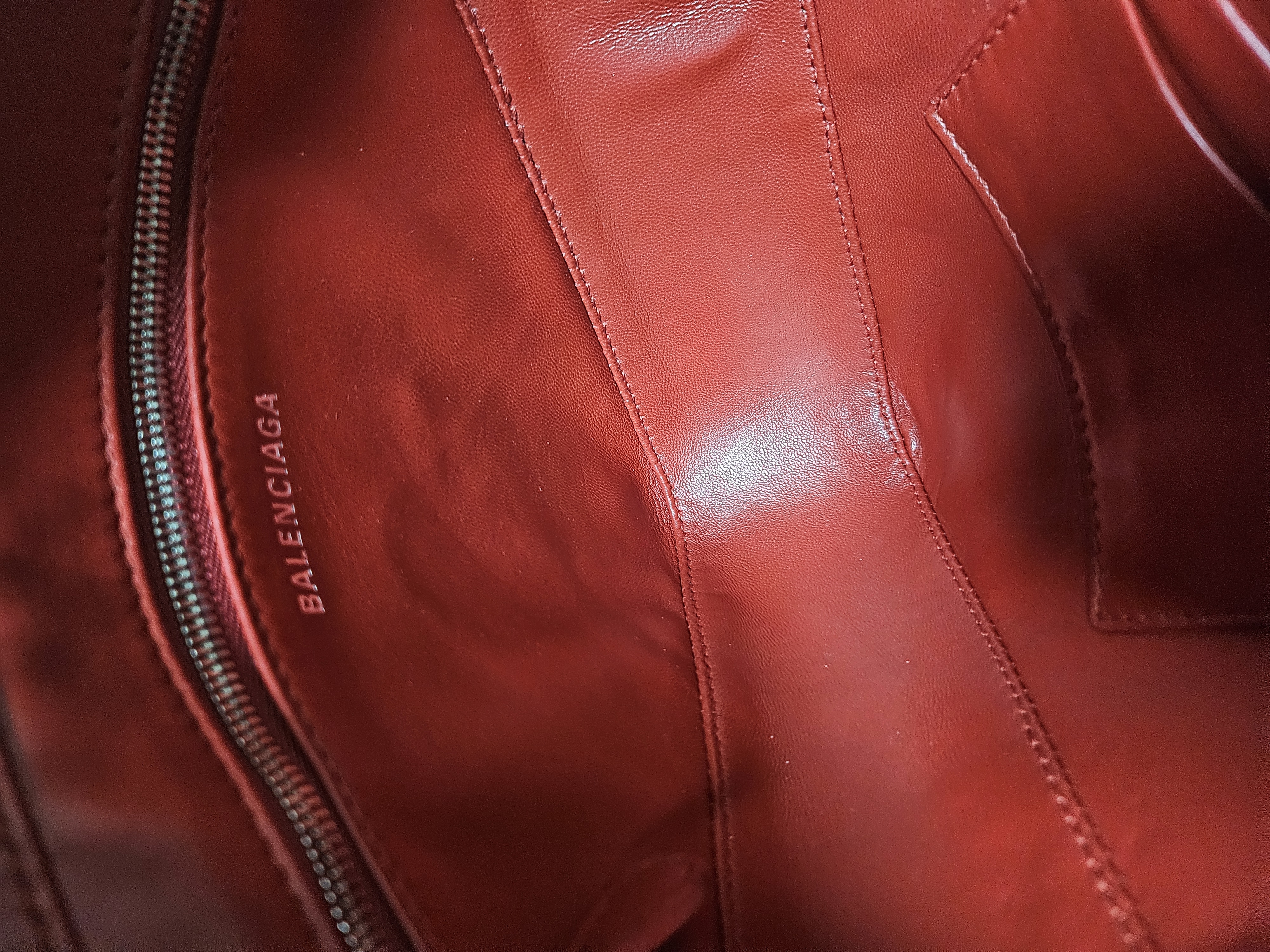 발렌시아가 트라이앵글백.