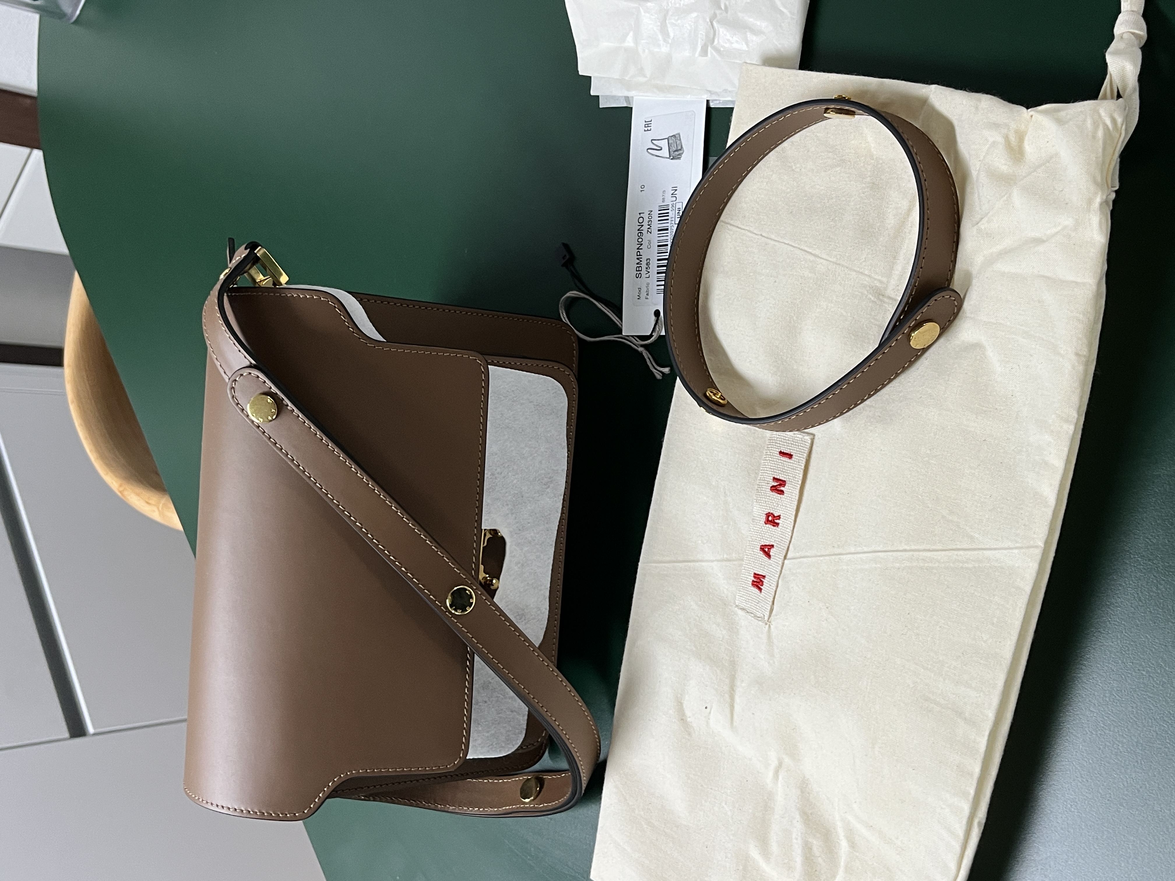 마르니 트렁크 미디움 카프스킨 숄더백 골드 브라운