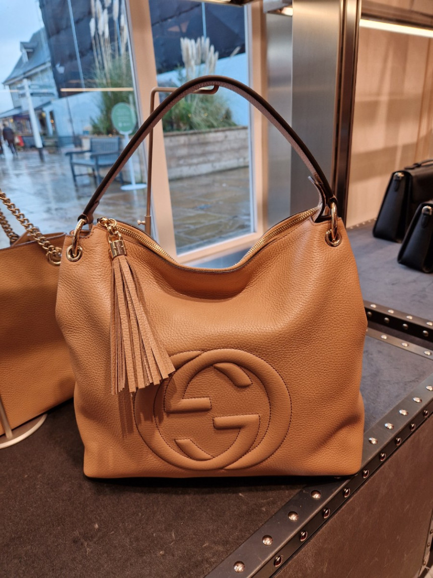 구찌 소호 태슬 숄더백 카멜리아 컬러