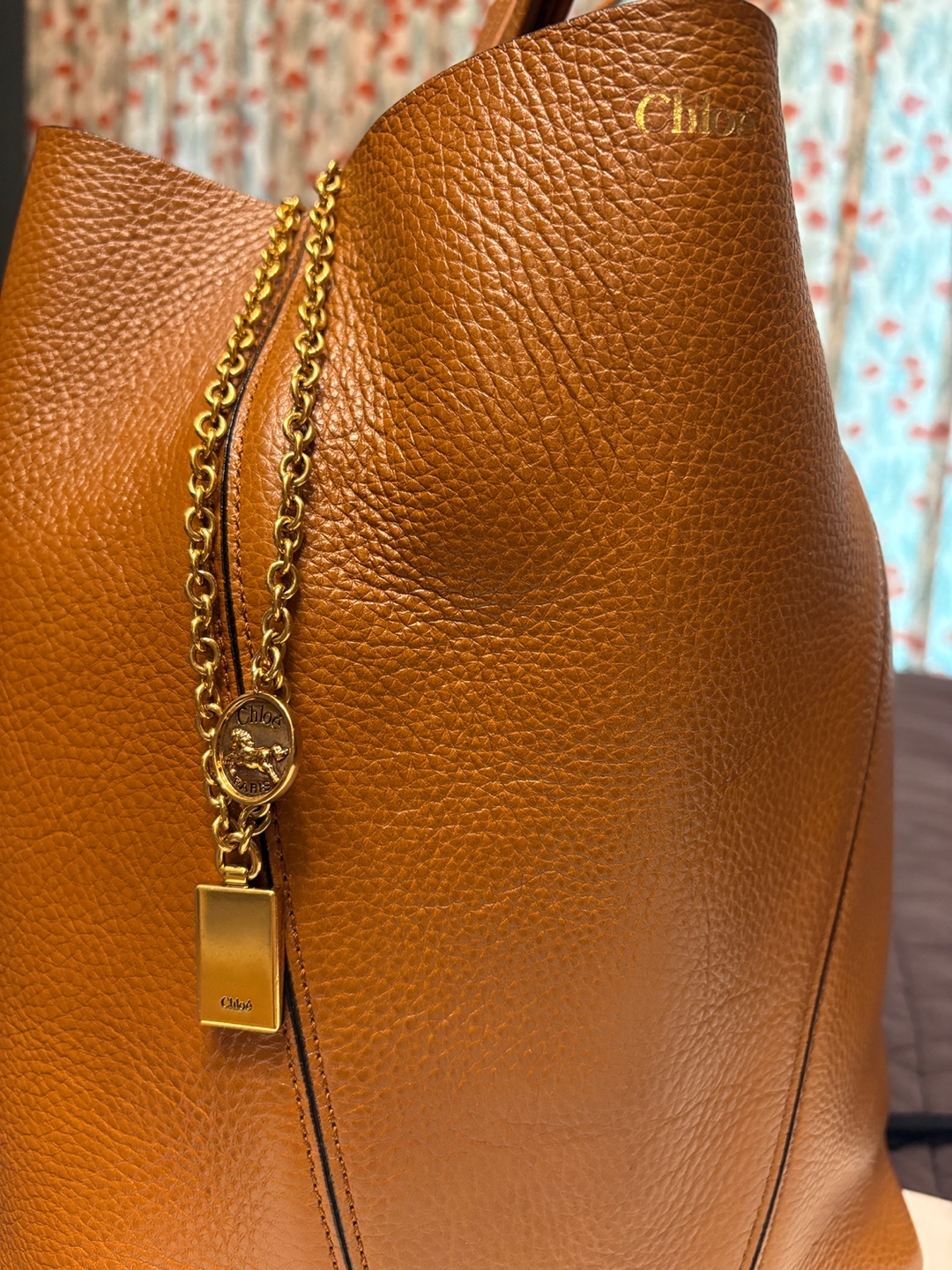 끌로에 스핀 토트백 2025