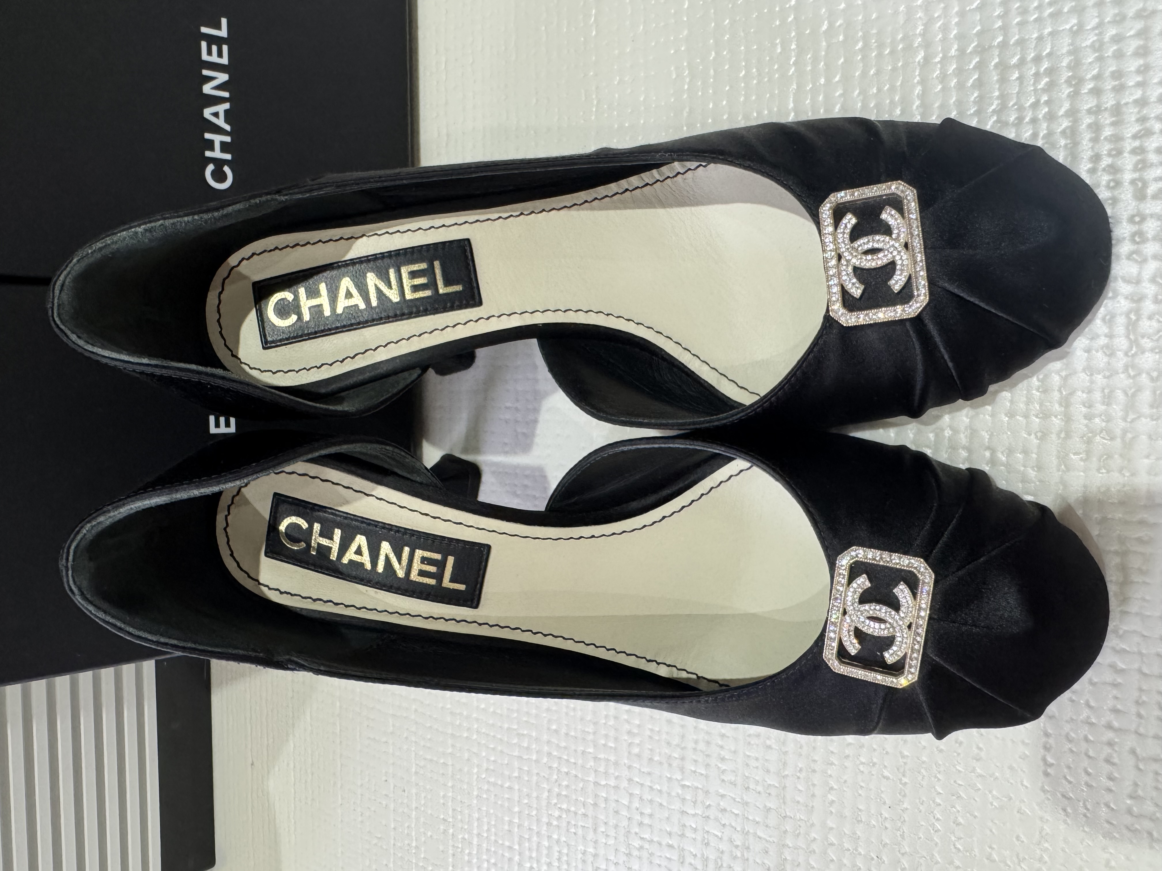 샤넬 cc로고 새틴 하이힐