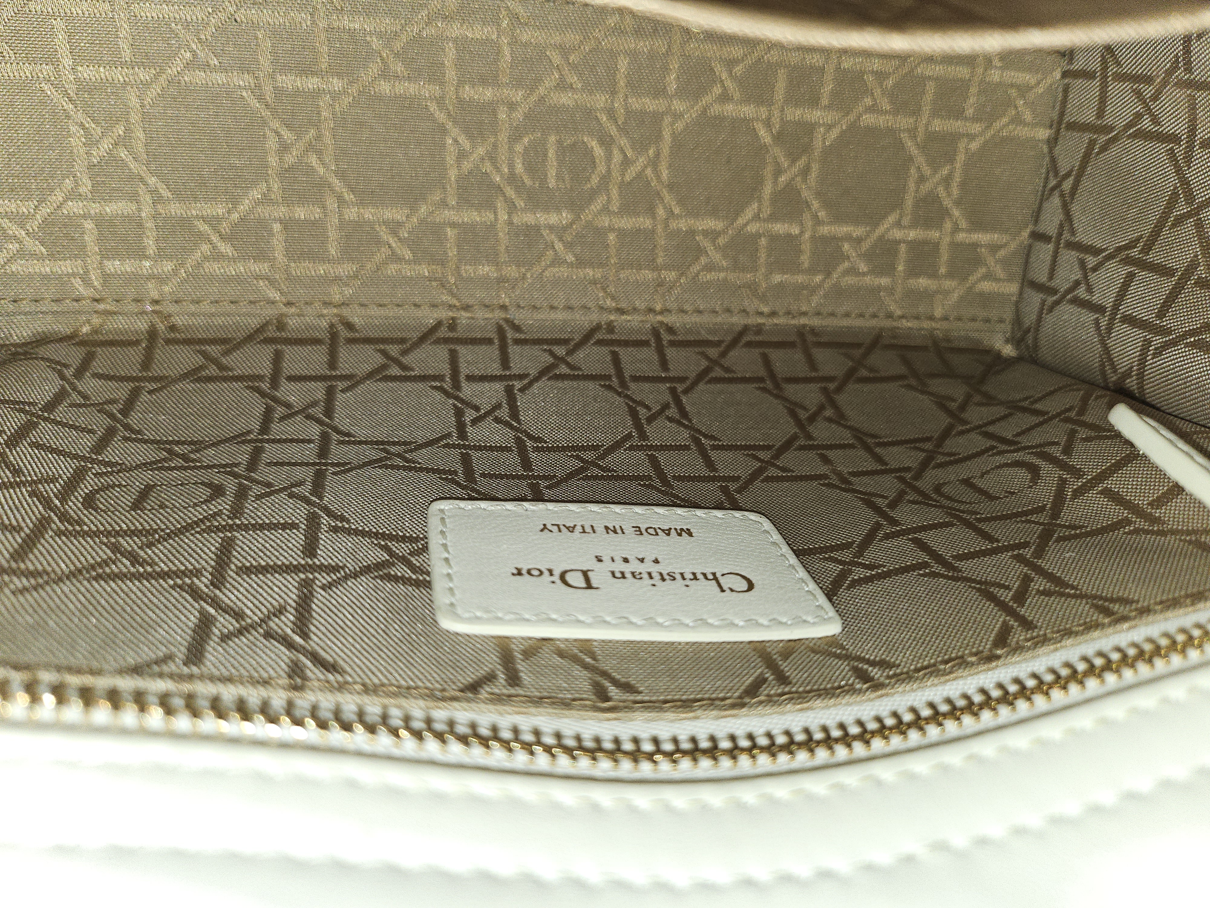 [압구정] 디올 레이디 ABC 까나쥬 화이트라떼 스몰 백 M0538ON