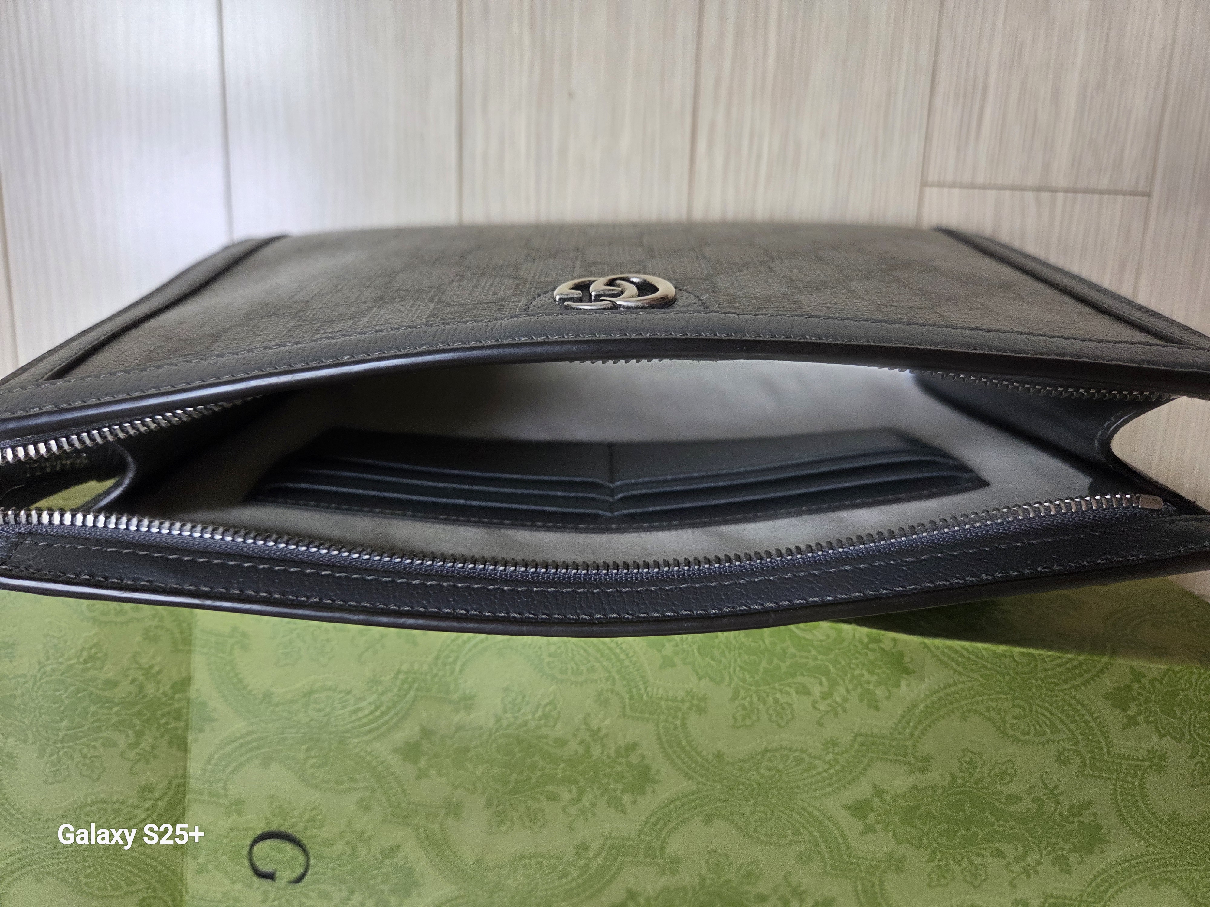 구찌GG 슈프림 클러치