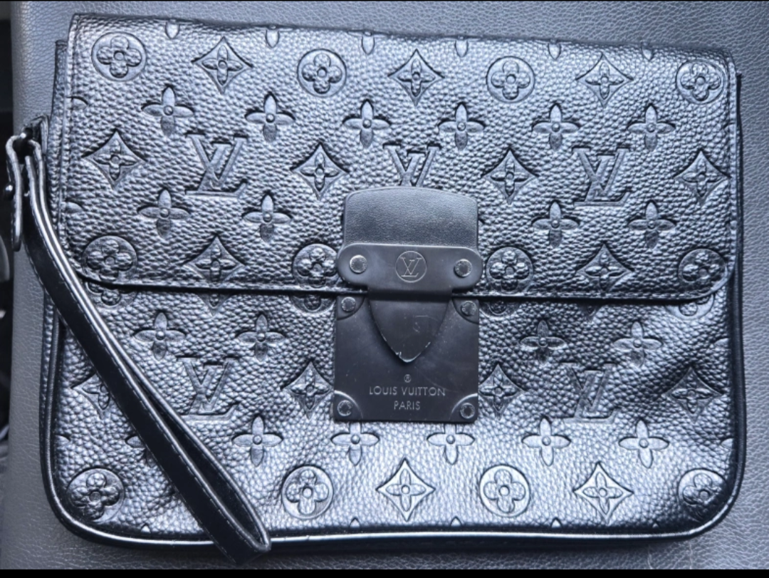 루이비통 토뤼옹 레더 S락 클러치