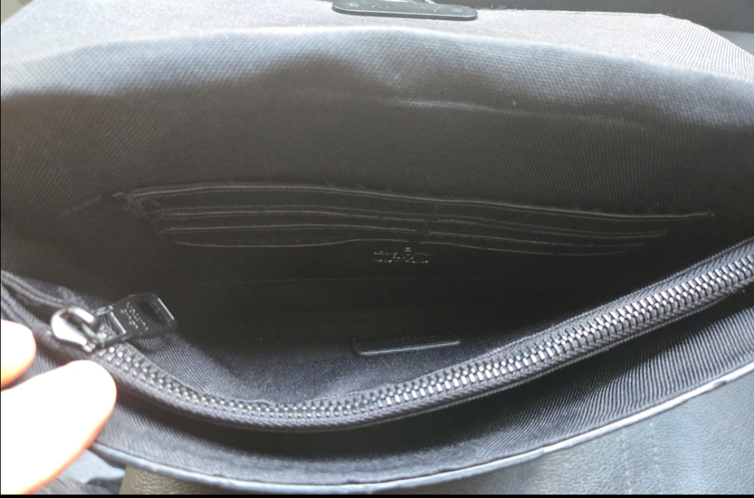 루이비통 토뤼옹 레더 S락 클러치