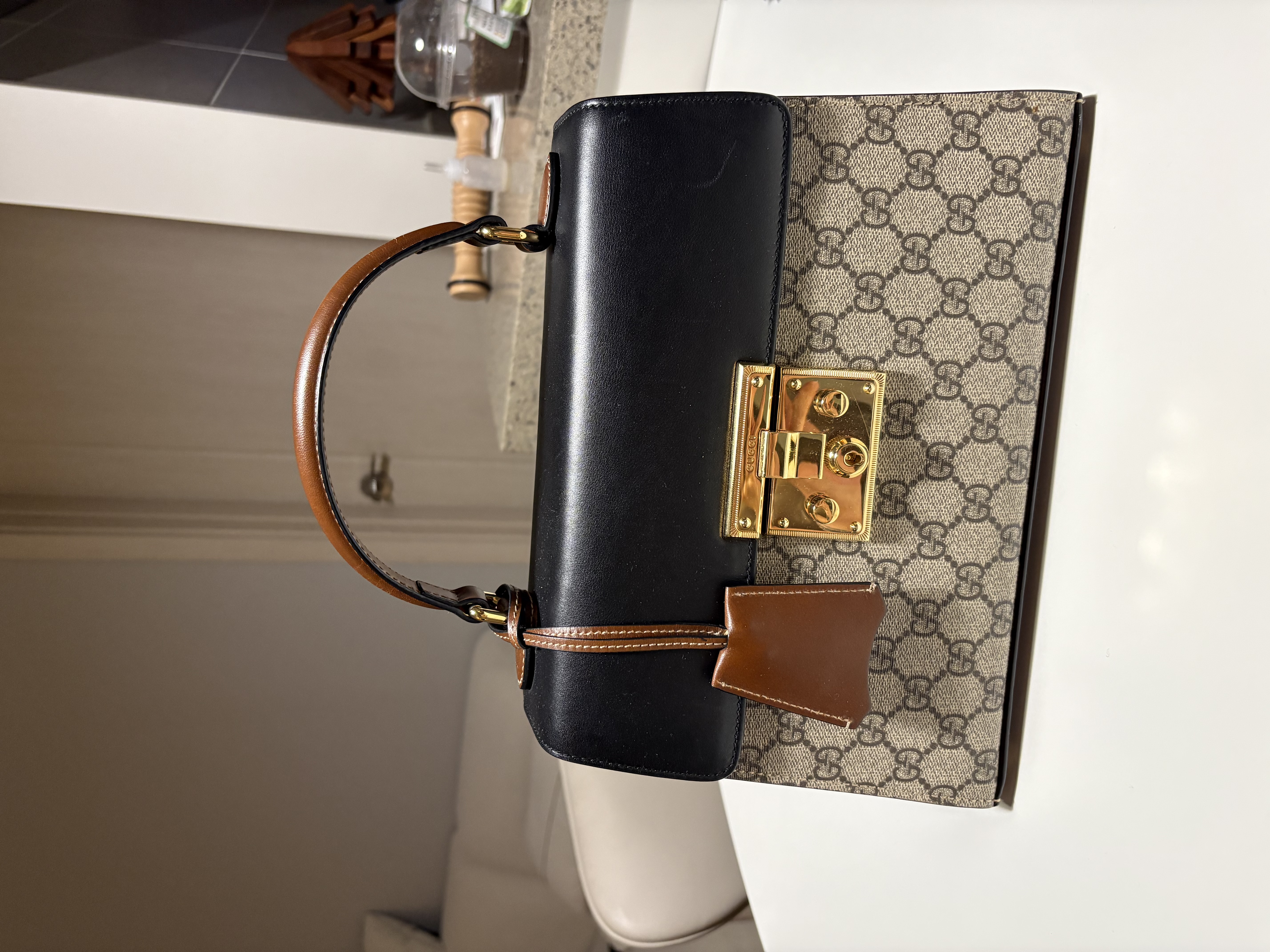 구찌 패드락 GG 스몰 탑 핸들백